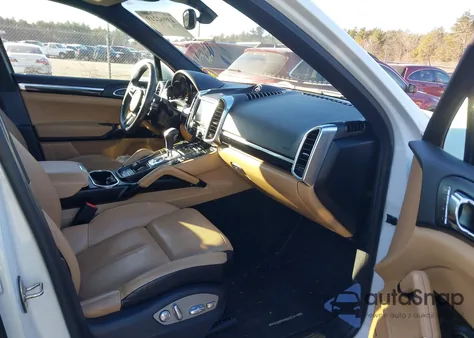 2016 Porsche Cayenne z USA, uszkodzony, nr VIN WP1AA2A25GLA10608